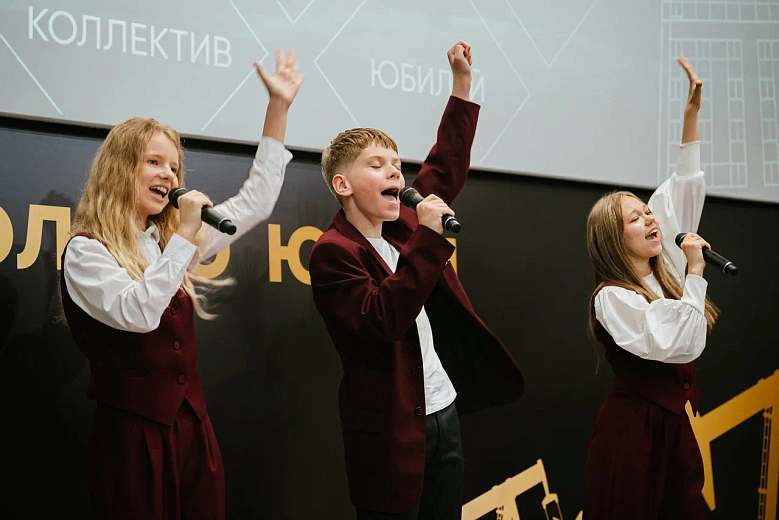 Коллективы «Октября» поздравили Центр социального обслуживания с юбилеем